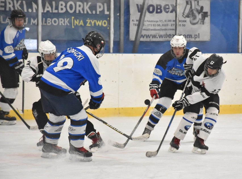Hokej w Malborku. Najmłodsi grali w eliminacjach do Czerkawski Cup 2023, a starsi w pierwszych meczach ligi amatorskiej 