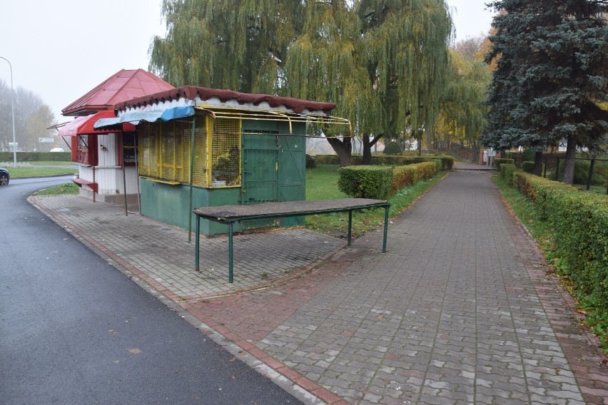 Cmentarz w Szczecinku zamknięty. Pustki także na pobliskim targowisku [zdjęcia]
