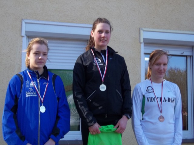 Włocławskie podium w biegu na 2 km. Na najwyższym stopniu Daria Gawłowska, obok na trzecim miejscu Anna Sobka.