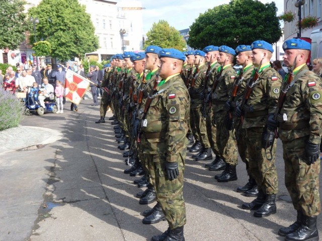 W poniedziałek w całym kraju odbyły się uroczystości związane z 72. rocznicą wybuchu Powstania Warszawskiego. W naszym mieście koszalinianie spotkali się przy Skwerze Ofiar Katyńskich pod pomnikiem generała Władysława Sikorskiego.