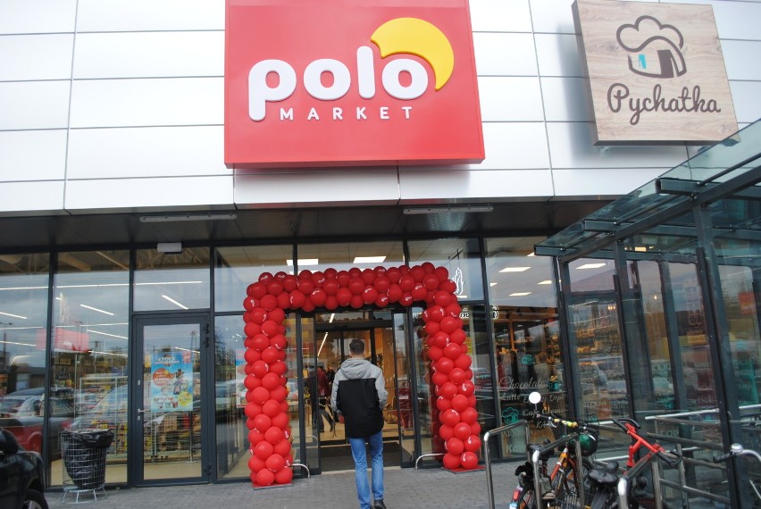Po drugiej stronie „Polo” otwarto sklep pn „PYCHOTKA”, gdzie...