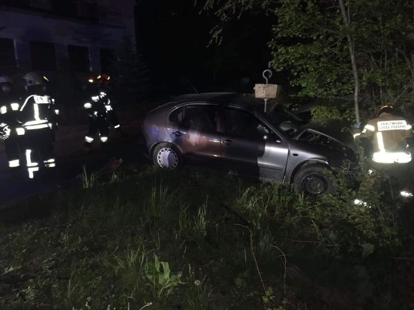 Kierowca stracił panowanie nad pojazdem i uderzył w słup [ZDJĘCIA]