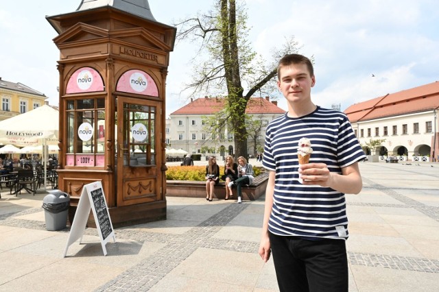 W słynnym Kiosku Kiebabczego na kieleckim Rynku działa lodziarnia Nova. To zaskakująca informacja, ponieważ drewniany obiekt w ostatnim czasie był pusty.