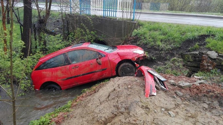 Myszków: Samochód w rzece na Słowackiego [ZDJĘCIA]