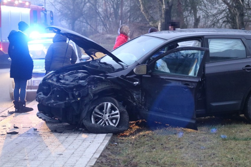 Wypadek w Bartoszowie, cztery osoby ranne! Droga jest nieprzejezdna