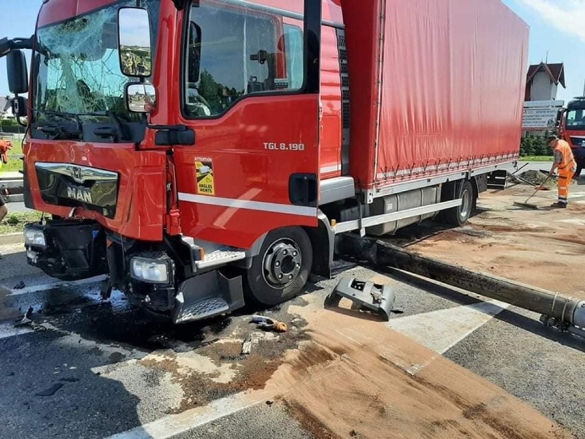 W Bolesławiu, na DK 94, ciężarówka uderzyła w sygnalizację...