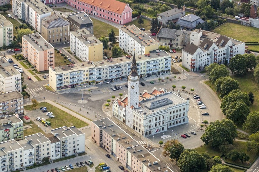 Głubczyce. Widok na ratusz i rynek.