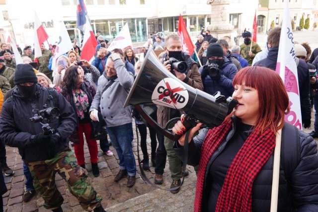 W sobotę 20 lutego o godz. 13 na Starym Rynku w Poznaniu rozpoczął się kolejny Marsz o Wolność. To wydarzenie będące kontynuacją protestów środowisk skrajnej prawicy oraz "koronasceptyków", które odbywały się w Polsce od początku ogłoszenia epidemii. 
Przejdź do kolejnego zdjęcia --->