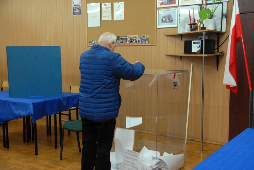 Wybory 2023 w Piotrkowie Trybunalskim: mieszkańcy wybierają posłów i senatorów ZDJĘCIA