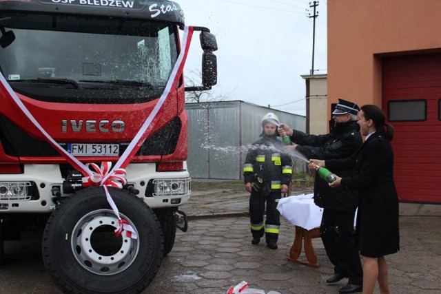 Tak naprawdę warta około 800 tys. zł maszyna jest w OSP od kilkunastu dni. Zaliczyła nawet pierwsze wyjazdy. Jednak dopiero w ten weekend urządzone zostało oficjalne przyjęcie jej na stan jednostki.
To nie było tylko święto strażaków - ochotników, ale całej miejscowości. Życzymy strażakom, by Staś (tak ochrzczono potężne iveco) spisywał się bez zarzutu, by wyjeżdżał do akcji jak najrzadziej i by był dla Was wsparciem, pomocą i bezpiecznym środkiem transportu!