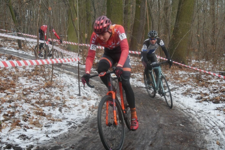 Wieki sukces kolarza z powiatu puckiego. Kacper Kohnke z Klif Team mistrzem Polski w kolarstwie przełajowym. Po tytuł na pożyczonych kołach