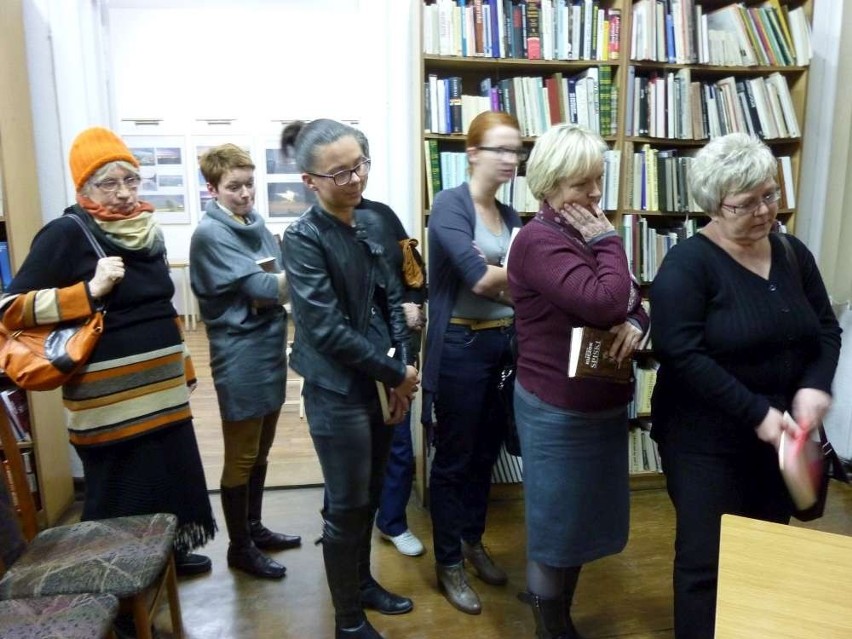 Chodzież - Wojciech Kuczok na spotkaniu z czytelnikami w bibliotece [FILM]