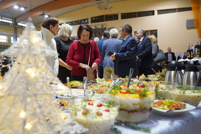 Najbardziej wystawne stoiska gastronomiczne podczas Powiatowej Wystawy Stołów Wigilijnych przygotowały panie z Kół Gospodyń Wiejskich, reprezentujące każdą z gmin z terenu powiatu sępoleńskiego.