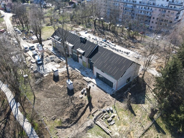 Oprócz samego budynku, firma POLBAU sp. z o.o. ma za zadanie wybudować drogę dojazdową od strony ul. Gumniska.