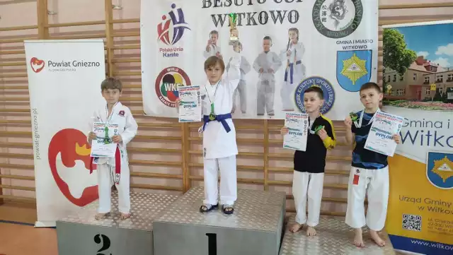 Pięcioosobowa reprezentacja Pleszewskiego Klubu Karate udała się do miejscowości Witkowo, gdzie odbył się turniej Besuto Cup. Podopieczni Bartłomieja Sołtysiaka wrócili z domu z trzema medalami