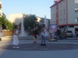 Piła: gorący taniec przy fontannie na pl. Konstytucji 3 Maja
