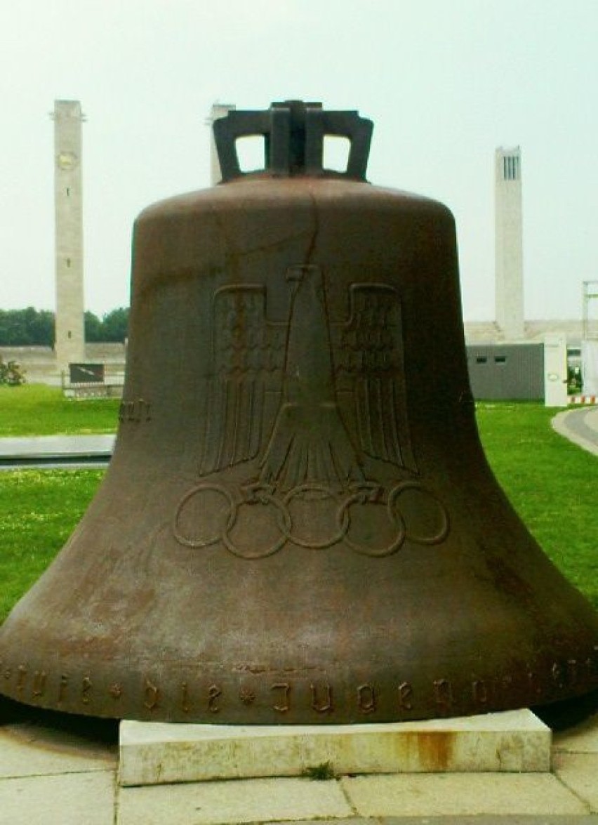 Dzwon-pamiątka Igrzysk Olimpijskich sprzed 73 lat