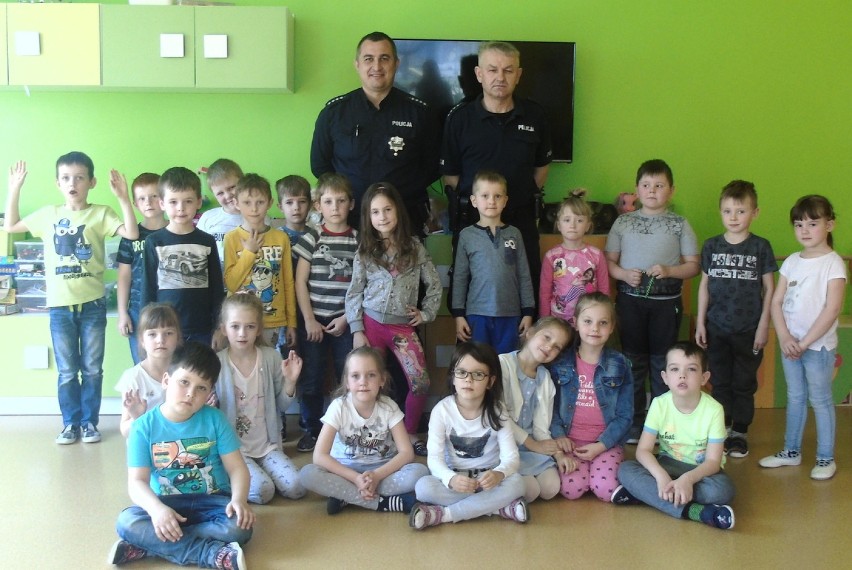 Policjanci z Dobrzynia nad Wisłą z wizytą u przedszkolaków w regionie [zdjęcia]