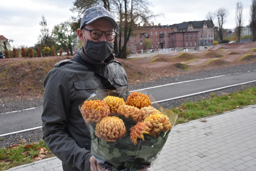 Masłowski chryzantemy położy pod biurem PiS. Kupił kwiaty od sprzedawców przy parkingu wielopoziomowym