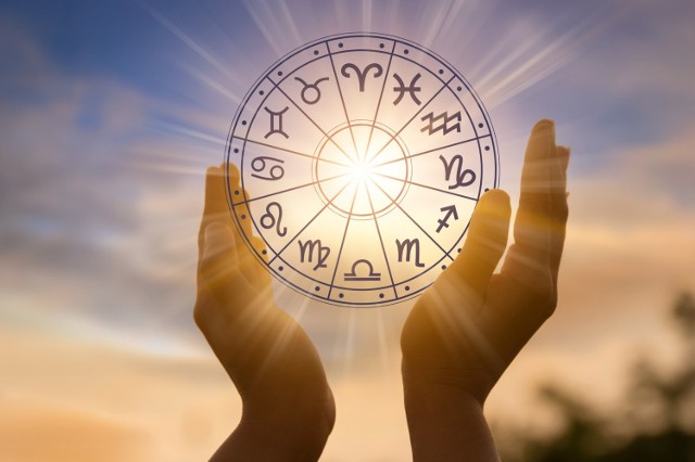 Horoskop roczny na 2021 rok pozwala uzyskać wgląd w przyszłość i dowiedzieć się, czego można spodziewać się na takich polach jak miłość, praca czy zdrowie. Chcesz poznać swój horoskop na 2021? Dla wszystkich znaków zodiaku mamy garść cennych porad. Znajdź swój znak i zobacz, co przyniesie ci los!