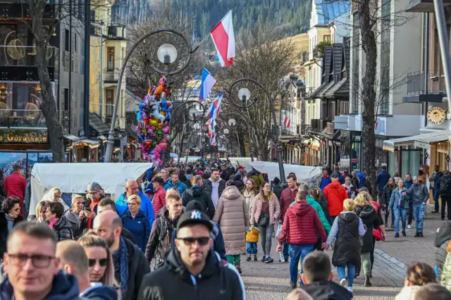 Zakopiańskie Krupówki. Najazd turystów w czasie długiego weekendu listopadowego