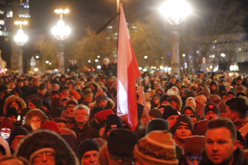 Plac Defilad. Warszawa żegna Prezydenta Gdańska. Znicze i...