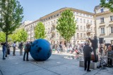 Dwumetrowe, błękitne jajo zdobi już centrum Warszawy. Na placu Pięciu Rogów odsłonięto instalację "Pisklę. Drozd śpiewak" 