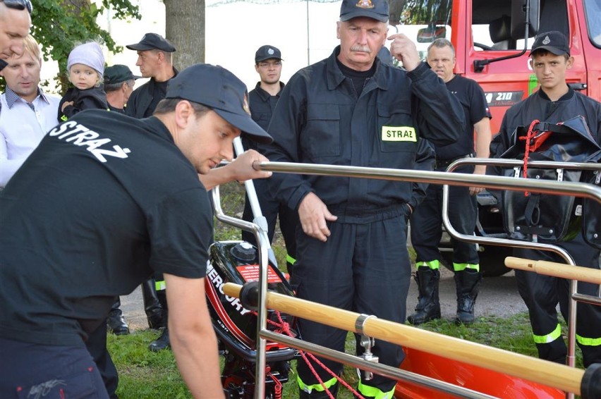 Wodowanie łodzi ratowniczej i sań lodowych OSP w Żukowie