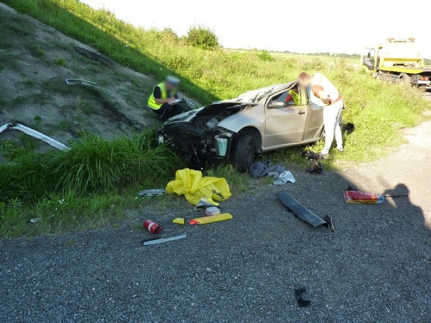Wypadek na DK 1 w Bogusławicach. Samochód spadł z wiaduktu [ZDJĘCIA]