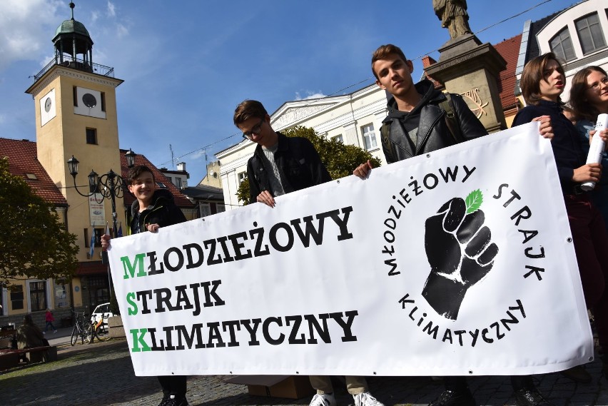 Młodzieżowy Strajk Klimatyczny w Rybniku: "Dorośli pomagajcie, by odkupić co zepsuliście"