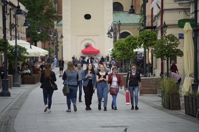 Nareszcie! Od dziś można na świeżym powietrzu chodzić bez maseczki. Rzeszowianie zdecydowanie wykorzystali tę możliwość