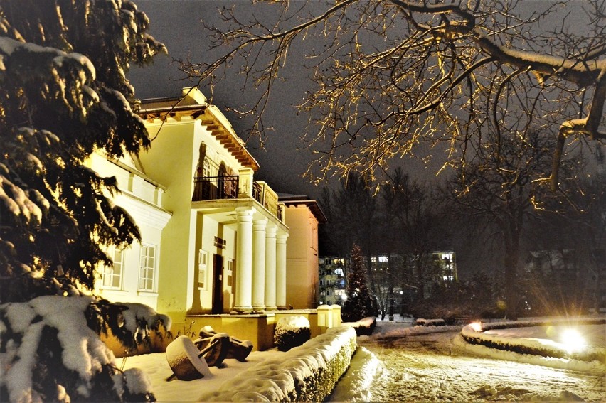 Zima 2021 w Bełchatowie. Śnieg w Bełchatowie, miasto w...