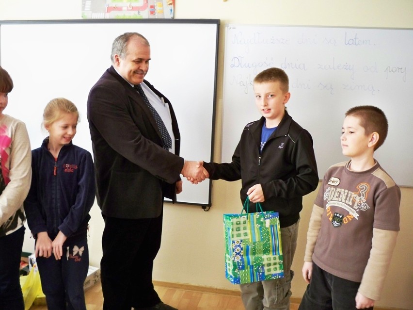 Zdjęcie ilustrujące wręczanie nagród przez radnego Krzysztofa Lentkę dzieciom z klasy 3B
