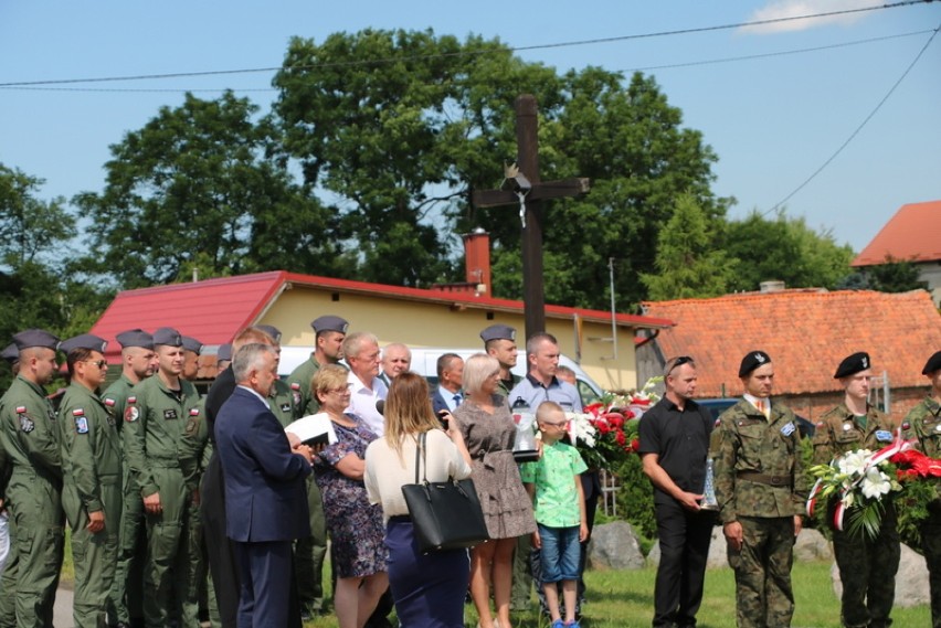 Malbork-Krasin. Druga rocznica śmierci kpt. Krzysztofa Sobańskiego. Kwiaty pod tablicą pamiątkową [ZDJĘCIA]