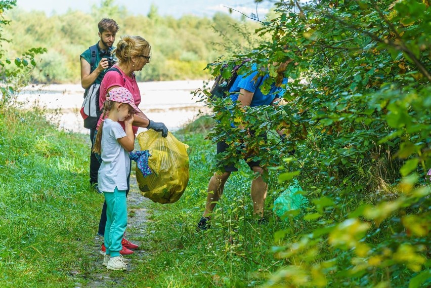 Zadbali o „Sądeckie”. Wolontariusze posprzątali enklawę przyrodniczą Bobrowisko w Starym Sączu [ZDJĘCIA] 