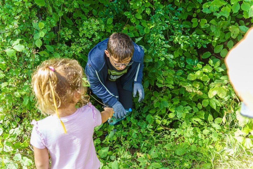 Zadbali o „Sądeckie”. Wolontariusze posprzątali enklawę przyrodniczą Bobrowisko w Starym Sączu [ZDJĘCIA] 