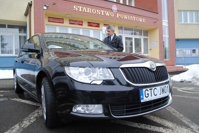 Tak wygląda nowe auto starosty tczewskiego. Na zdjęciu jego kierowca Ireneusz Zyntek