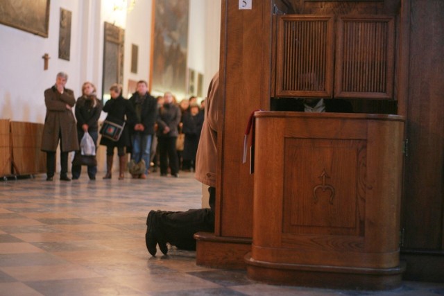 Mimo pandemii w kościołach odbędzie się tradycyjna spowiedź wielkanocna, która jest obowiązkowa dla każdego katolika. Warto jej nie odkładać na ostatnią chwilę, bo im bliżej świąt, tym kolejki do konfesjonałów będą dłuższe. 

W galerii prezentujemy godziny spowiedzi w największych poznańskich parafiach ---->