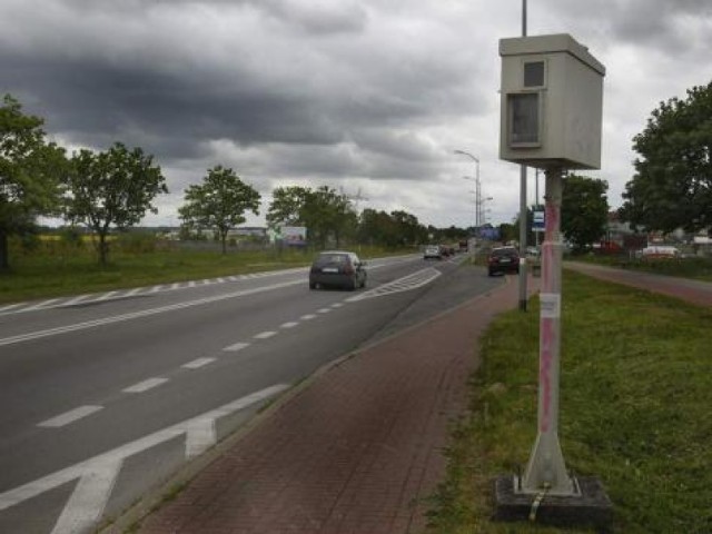 Choć od 1 lipca z dróg powinny zniknąć wszystkie atrapy fotoradarów, wiele z nich wciąż znajduje się przy drogach.