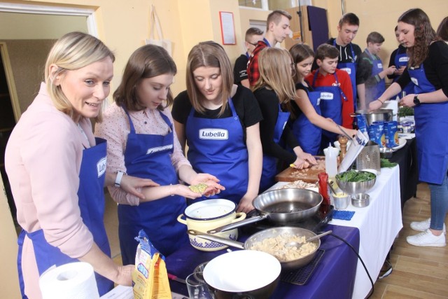 Uczniowie klasy IIIa z Publicznego Gimnazjum nr 9 im. Rodziny Lutosławskich w Łomży wzięli udział w warsztatach kulinarnych