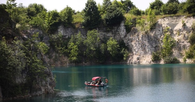 Upały zachęcają do kąpieli, tym bardziej, jeśli na kąpielisku można się poczuć niczym w słonecznej Chorwacji. Tak jest w przypadku kąpielisk w kamieniołomach, kopalniach i wyrobiskach, gdzie z lazurowej wody wznoszą się jasne skały. Prezentujemy 7 niezwykłych kąpielisk w Polsce, które przypominają wybrzeże Dalmacji, w sam raz na weekendową wycieczkę.