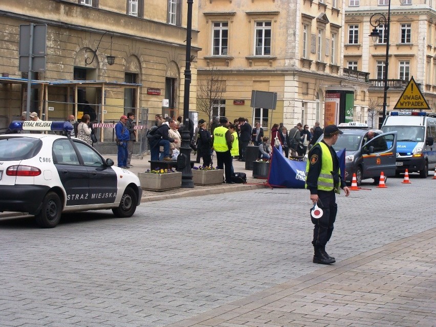 Śmiertelny wypadek na Krakowskim Przedmieściu. Kobieta wpadła pod taksówkę [ZDJĘCIA]