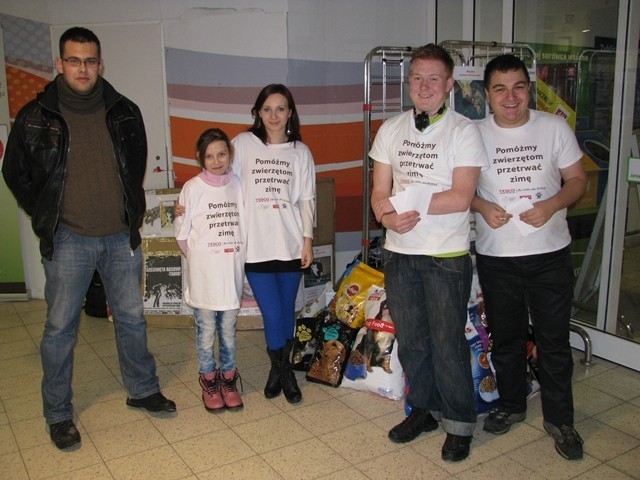 Malbork: Klienci sklepu Tesco pomogli bezdomnym zwierzętom