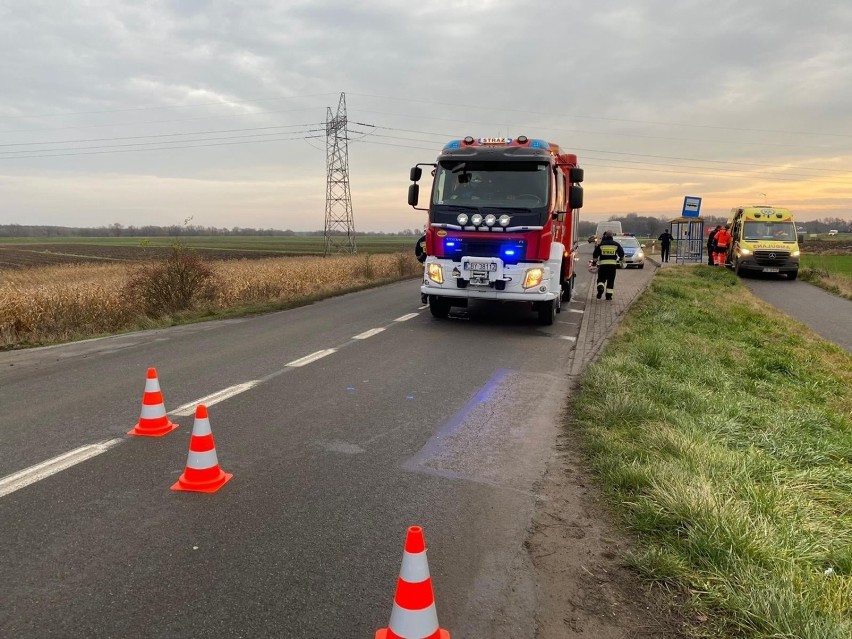 Samochód wypadł z drogi i dachując, zatrzymał się w polu...