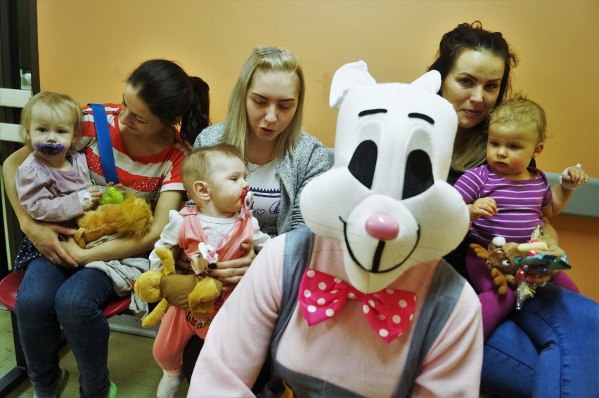 Zajączek wielkanocny wręczał prezenty dzieciom w inowrocławskim szpitalu [zdjęcia]