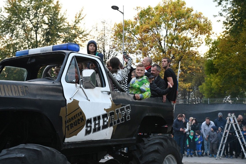 Monster Truck Show na parkingu przy Suzuki Arenie w...