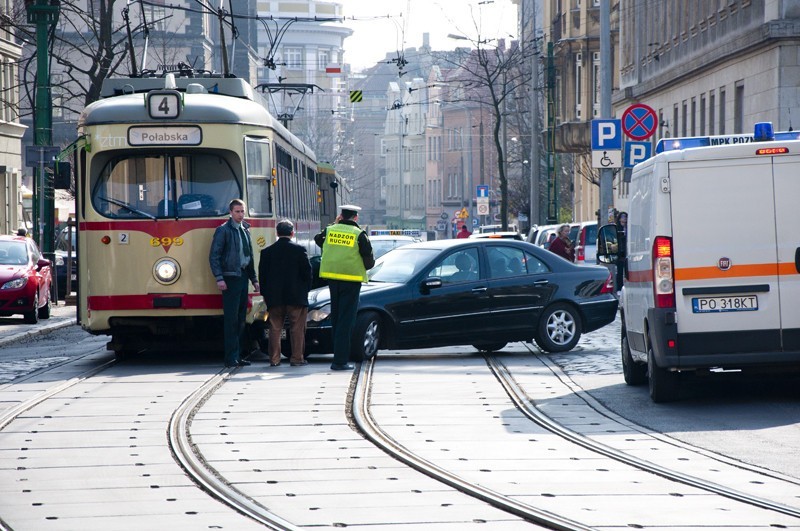 Poznań - Zderzenie mercedesa z tramwajem na 23 Lutego[ZDJĘCIA]