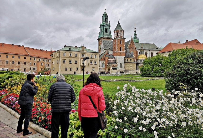 Początek jesieni w Krakowie. Tłumy turystów na Rynku i Wawelu [ZDJĘCIA]