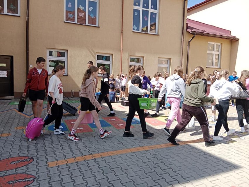 Dzień bez plecaka w szkołach podstawowych w Drohojowie i...