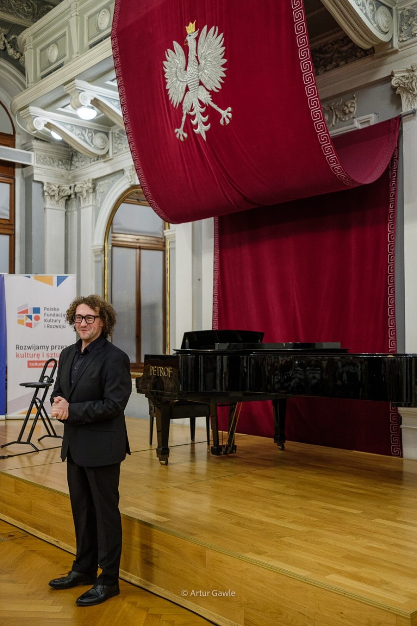 Tarnów. Recital "Piano kontra bas". Popołudnie z muzyka klasyczną w wykonaniu Joanny Błażej-Łukasik i Artura Łukasika w Sali Lustrzanej